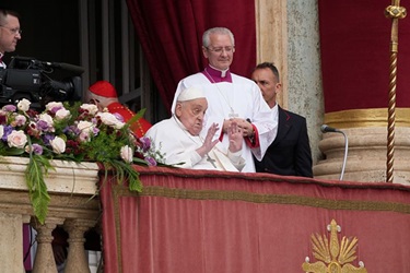 El Papa Francisco aparece en la logia central de la Basílica de San Pedro para otorgar el Urbi et Orbi. AP Photo