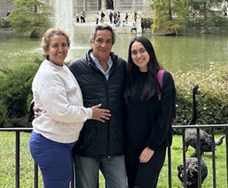 Feliz Cumpleaños Laura Isable y sus padres en España - Foto alega