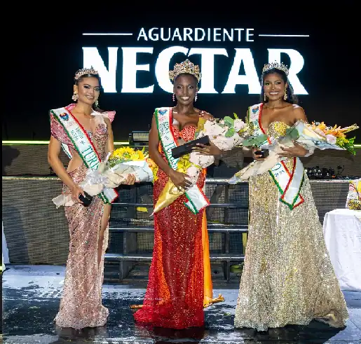 Ramillete de reinas durante la semana festiva de Girardot 2025.