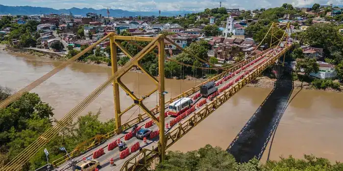 Puente en Girardot con tráfico y vista panorámica de la ciudad y ríos.
