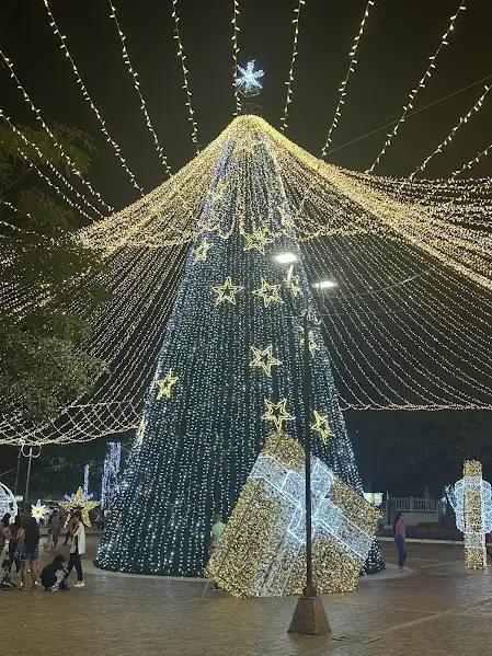 Iluminación navideña en el centro de Girardot durante las fiestas de fin de año 2025