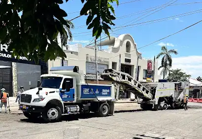 Equipos alquilados realizando mantenimiento vial en una vía urbana de Girardot. Girardot otrora grande
