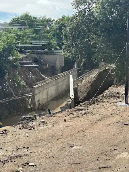 Obra del puente Kennedy en Girardot en abril 2026 con avance parcial del box culvert
