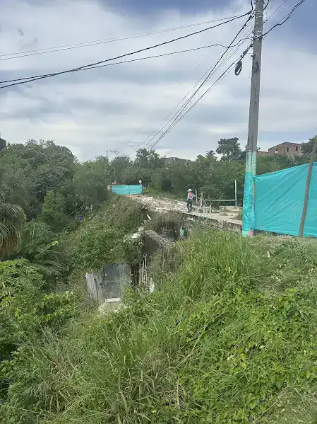 Presencia de maquinaria y trabajadores realizando labores de desmonte en el sector del Puente Santa Elena.
