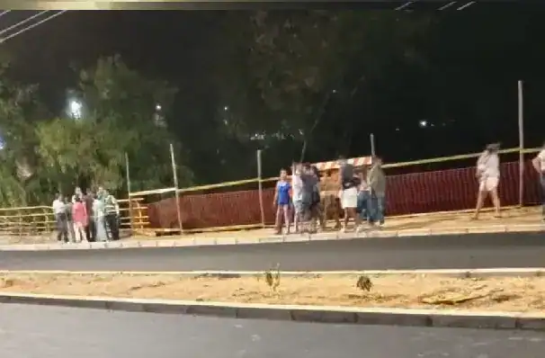 Comunidad utilizando el Puente Kennedy Girardot tras la apertura del paso vehicular entre Kennedy y San Jorge.