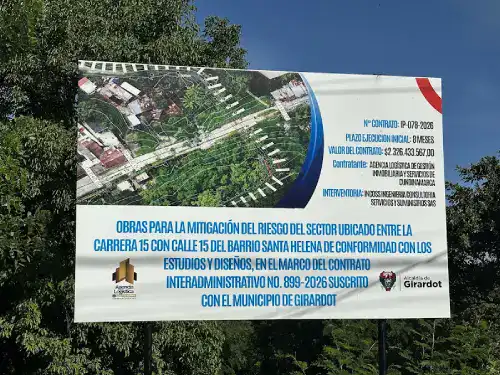 Valla de las obras de mitigación del riesgo del puente de Santa Helena en Girardot, donde se anuncia una inversión superior a 2.326 millones de pesos.